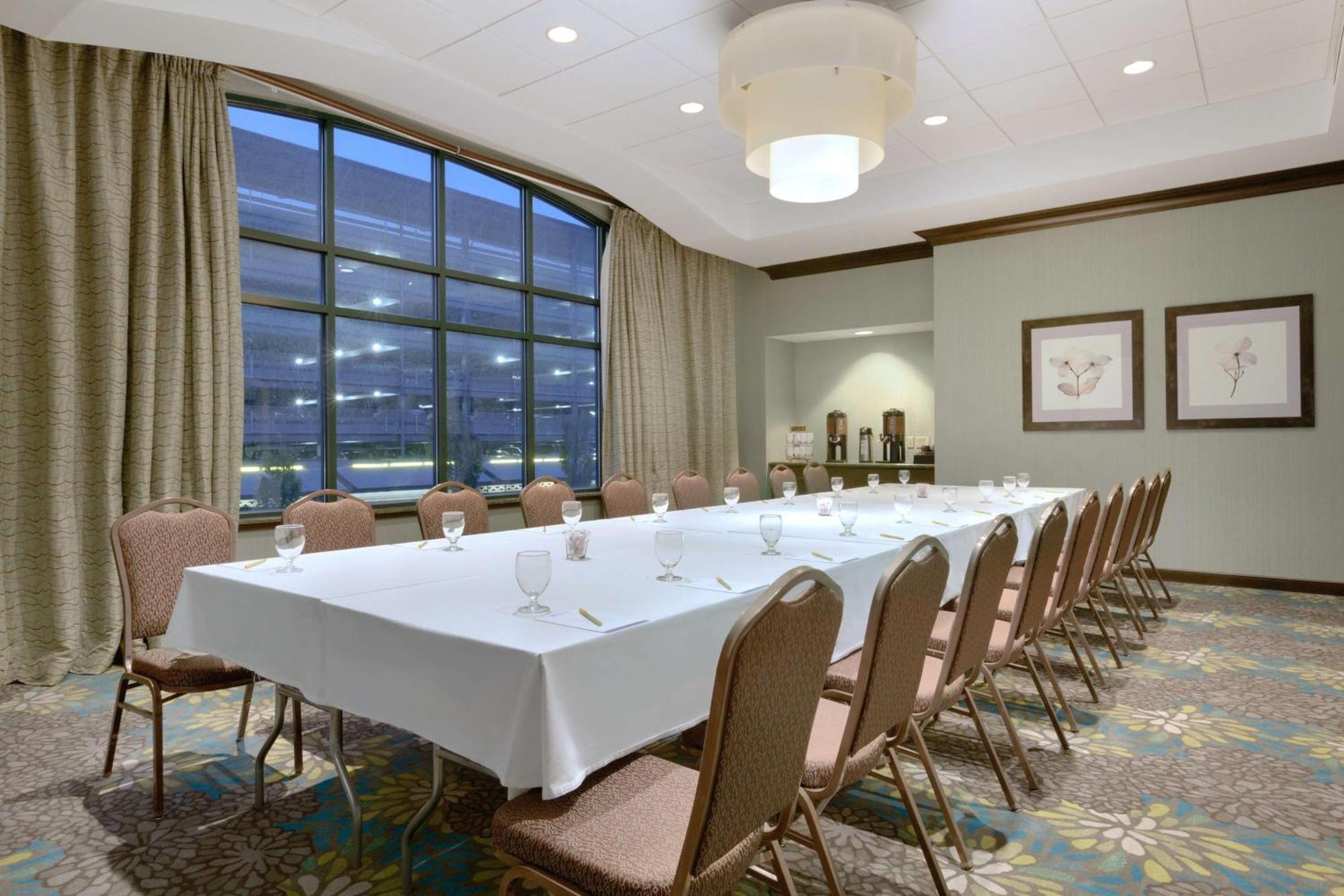 Hilton Garden Inn Worcester Bagian luar foto