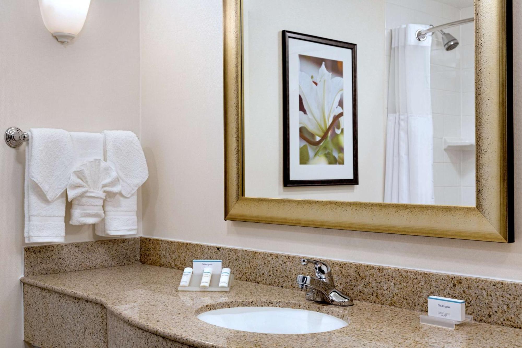 Hilton Garden Inn Worcester Bagian luar foto